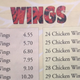 Imagen para el artículo titulado El menú de alitas de pollo en este restaurante es tan desquiciado que Internet lo ha convertido en un problema matemático